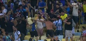 اشتباكات عنيفة بين الجماهير في مباراة الأرجنتين والبرازيل | صور