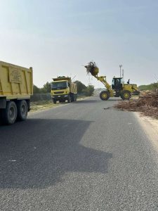 رفع 1525 طنا من المخلفات الزراعية والإنشائية خلال حملة للبلدية في الوفرة الزراعية