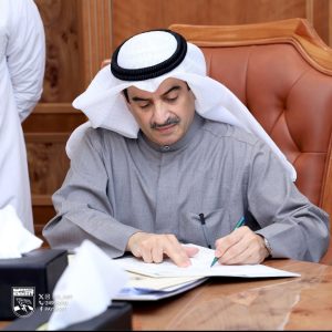مدير عام الهيئة يوقع عقد تصميم ستادي الكويت والقادسية على هامش خطة التطوير