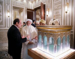 سلطان البهرة.. من هو مفضل سيف الدين الذي ظهر مع الرئيس المصري في افتتاح مسجد السيدة زينب